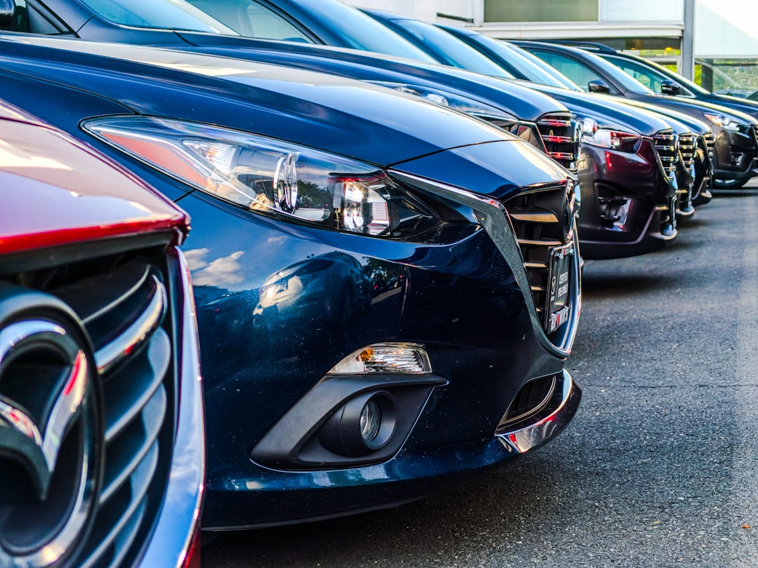 Carros novos enfileirados em pátio